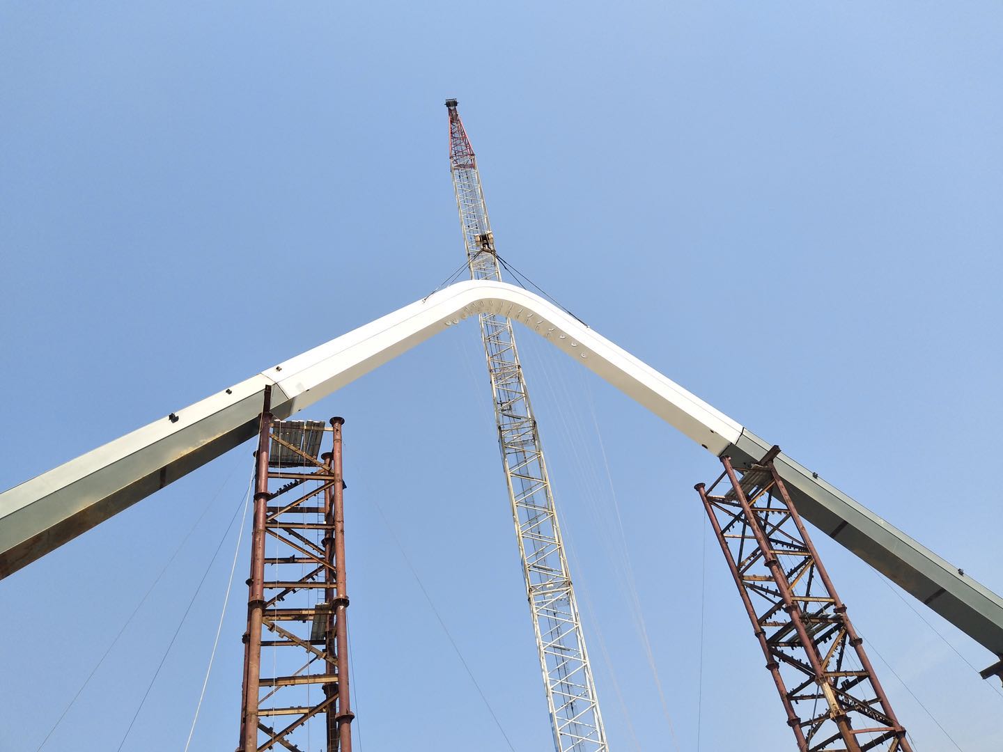 紫荊路跨龍王港河橋順利完成主拱合龍！